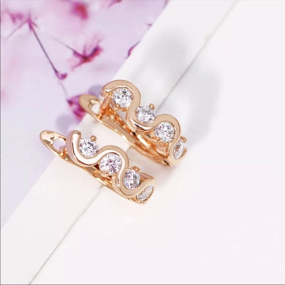 New 18K Gold Plated Oval Round Hoop Earrings - Picture 5 of 8